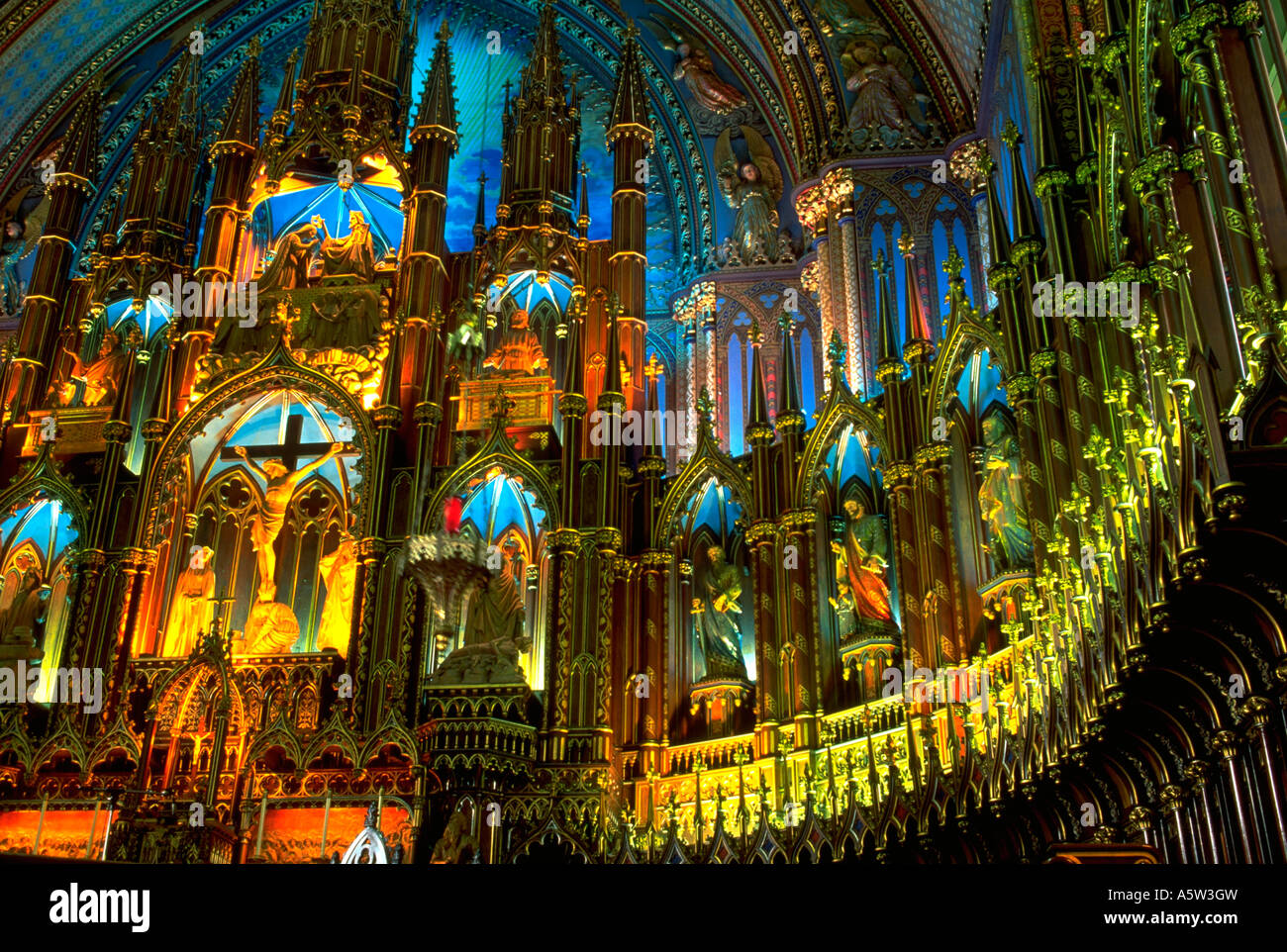 Painet hl1243 interior basilique notredame montreal canada church cathedral roman catholic altar cross crucifixion colors Stock Photo