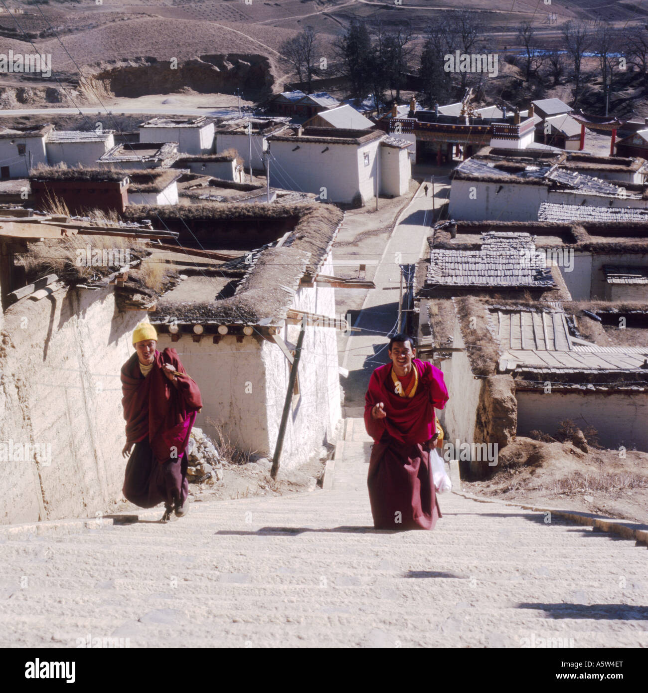 China yunnan province buddhist monks hi-res stock photography and ...