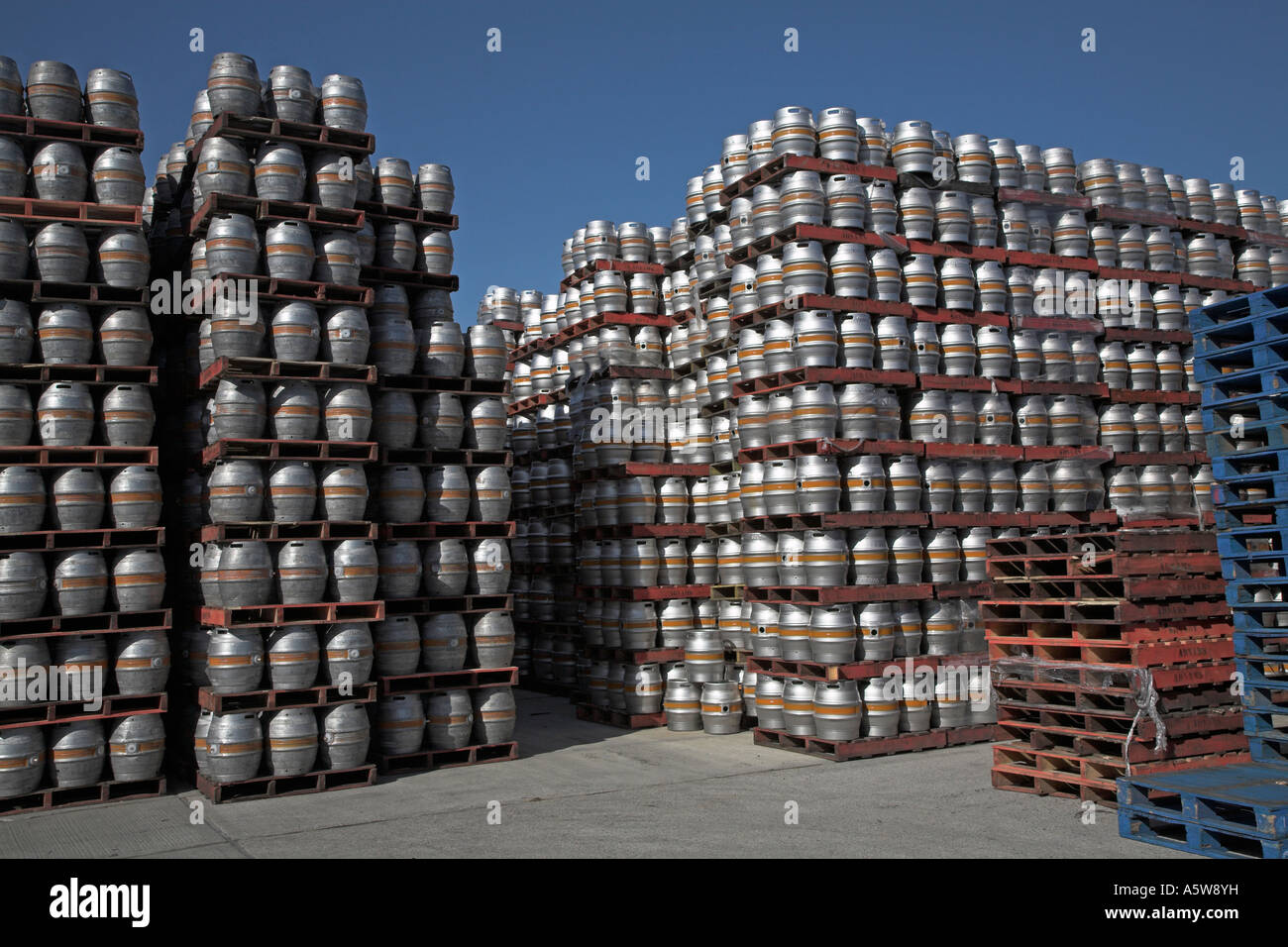 Download Beer Pallets High Resolution Stock Photography And Images Alamy Yellowimages Mockups