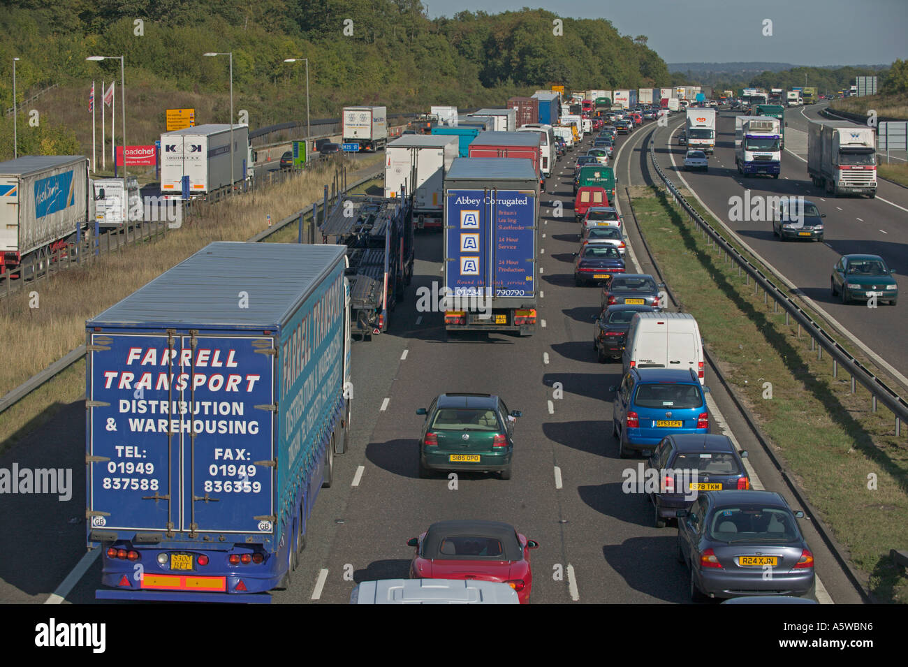 congested-traffic-on-the-eastbound-carriageway-on-the-m25-motorway-in