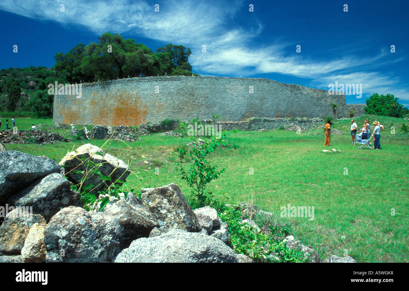 Tourists and Guide Viewing the Great Enclosure Wall and Valley Complex at Great Zimbabwe National Monument, Zimbabwe, Africa. Stock Photo
