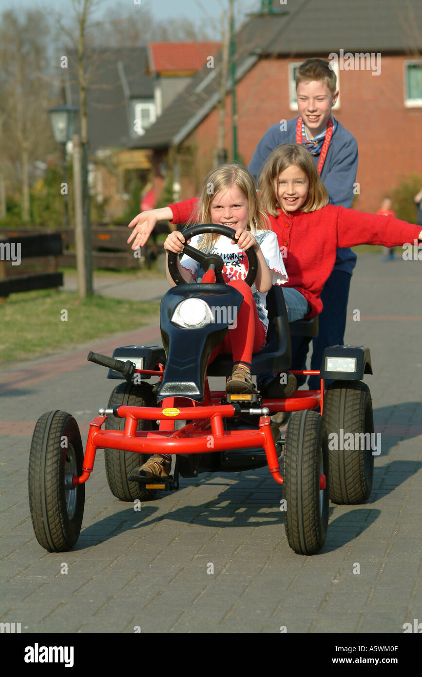 kinder auf kettcar Stock Photo - Alamy