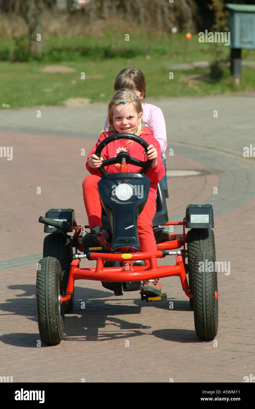 kinder auf kettcar Stock Photo - Alamy