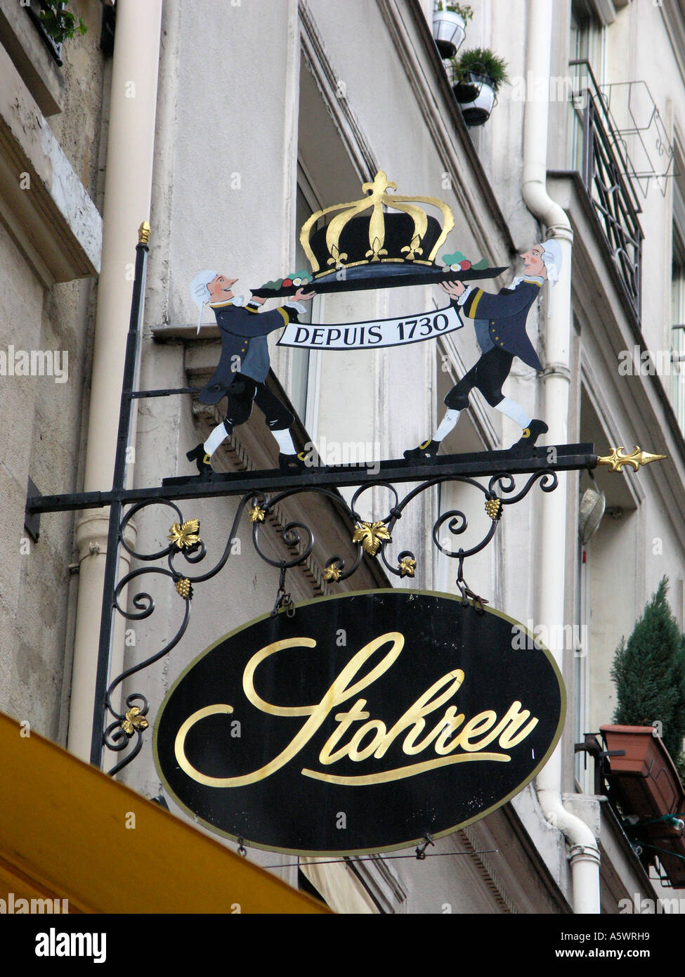 The Sign at Stohrer, patissier traiteur, au coeur de Paris dans le quartier Montorgueil, Traiteur - 51, rue Montorgueil Paris Stock Photo
