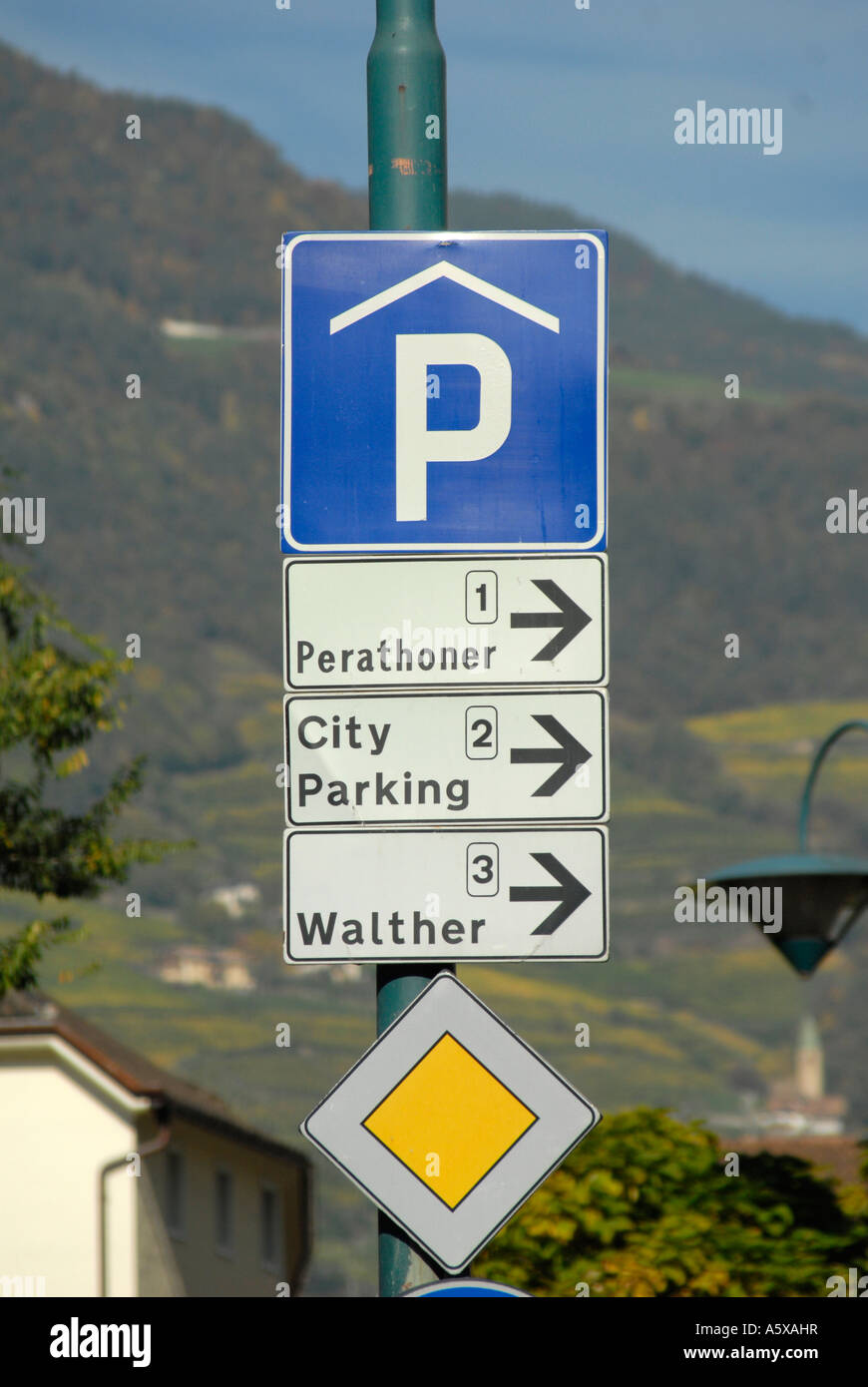 Arrow signs in a car park hi-res stock photography and images - Alamy