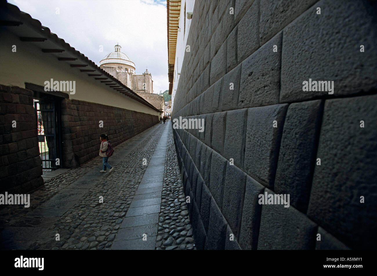 An Inca freestone wall in a lane (Cuzco - Peru). Mur de pierres inca dans une ruelle (Cuzco - Pérou). Stock Photo