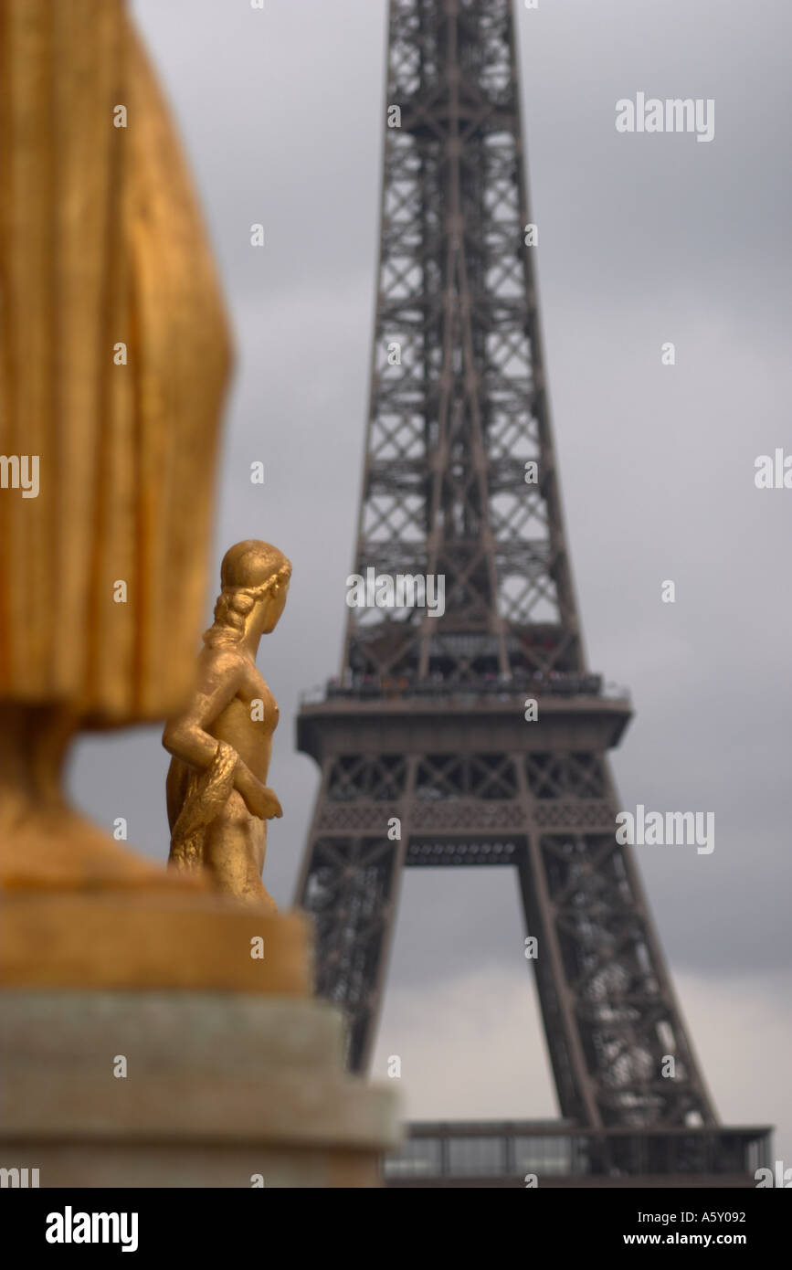 Gilded statues with Eiffel Tower in background, Place du Trocadéro Paris France Stock Photo