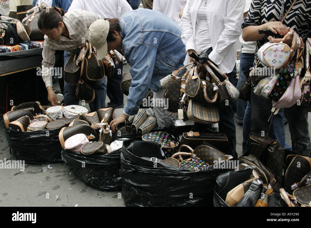 Counterfeit handbags hi-res stock photography and images - Alamy