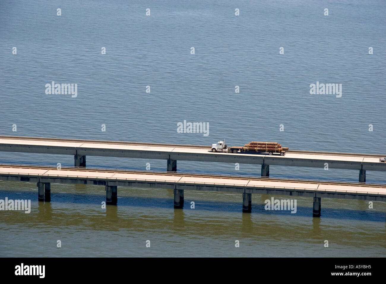 truck-traveling-on-the-causeway-across-lake-pontchartrain-near-new