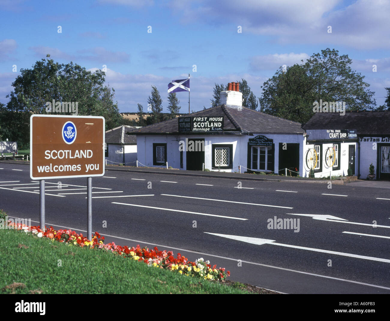 dh Scotland England border GRETNA DUMFRIES First house in Scotland welcome road sign border town Stock Photo