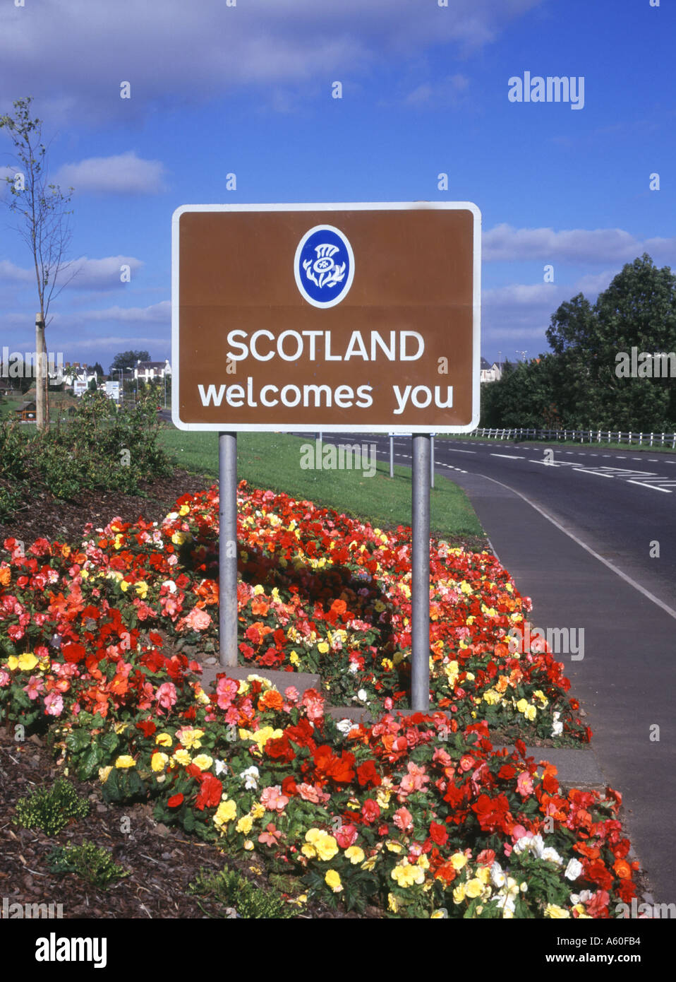 dh Scotland England border GRETNA DUMFRIES Entering Scotland welcome road sign border post roadsign Stock Photo