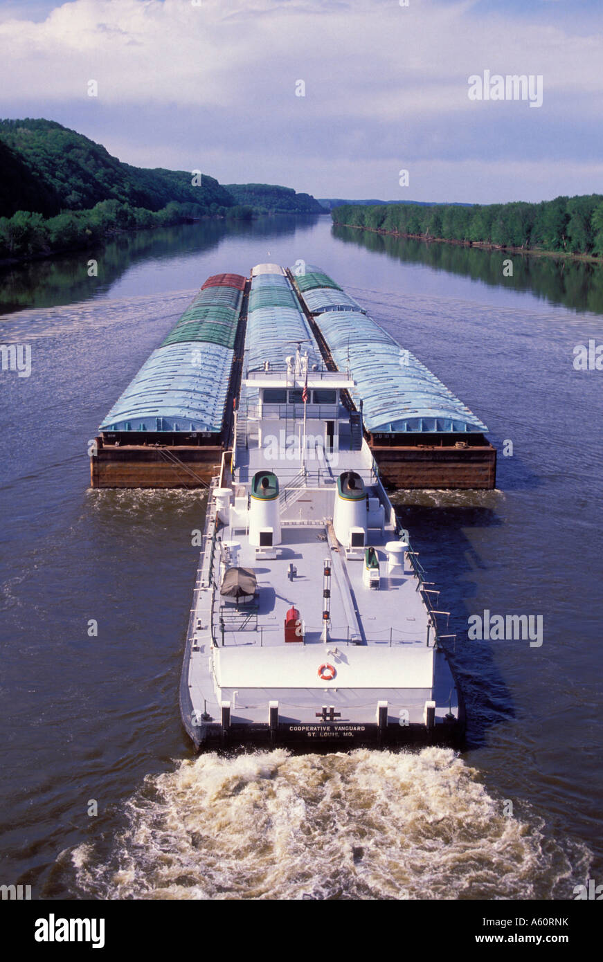 TUGBOAT PUSHES BARGES DOWN MISSISSIPPI RIVER NEAR MARQUETTE, N.E. IOWA
