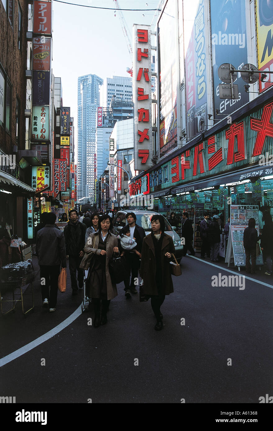 crowded-street-in-shinjuku-area-in-tokyo-stock-photo-alamy
