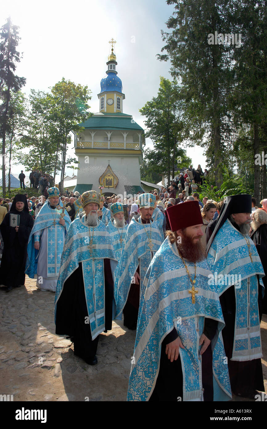 Painet jj1872 russia pilgrims clergy circumambulating monastery annual feast day procession 28 8 2006 pechersky caves pskov Stock Photo