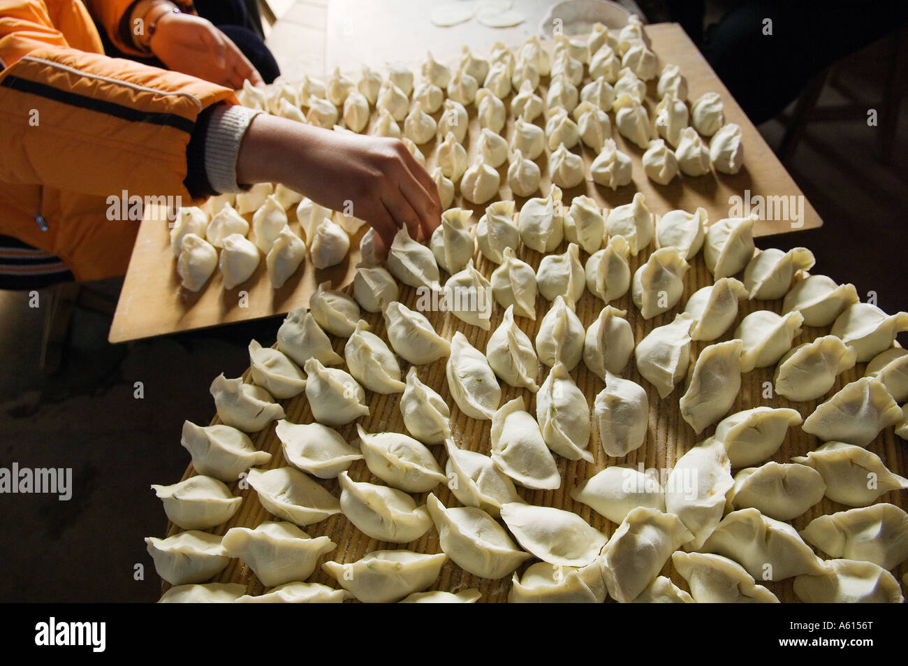 Making traditional dim sum Chinese dumplings in farmhouse kitchen, Shandong Province, China Stock Photo