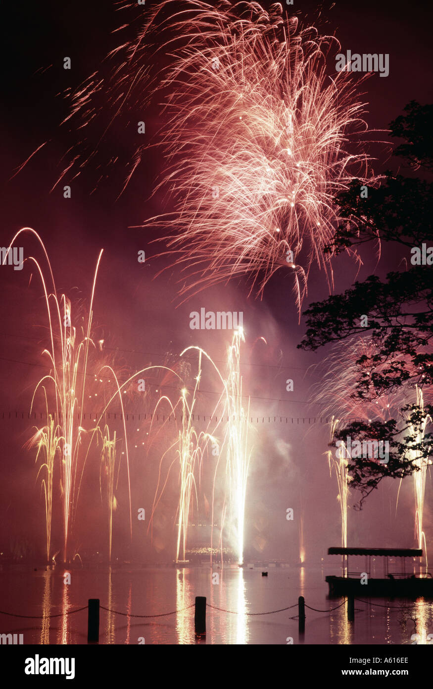 Fireworks in hyde park hires stock photography and images Alamy