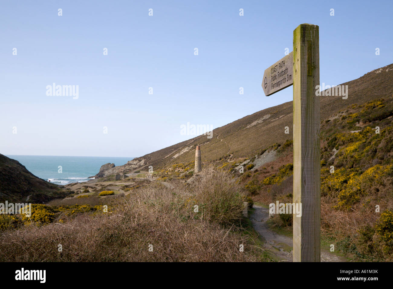 Signpost pointing to Cornish Tin mine remains at Trevallas Coombe Stock Photo