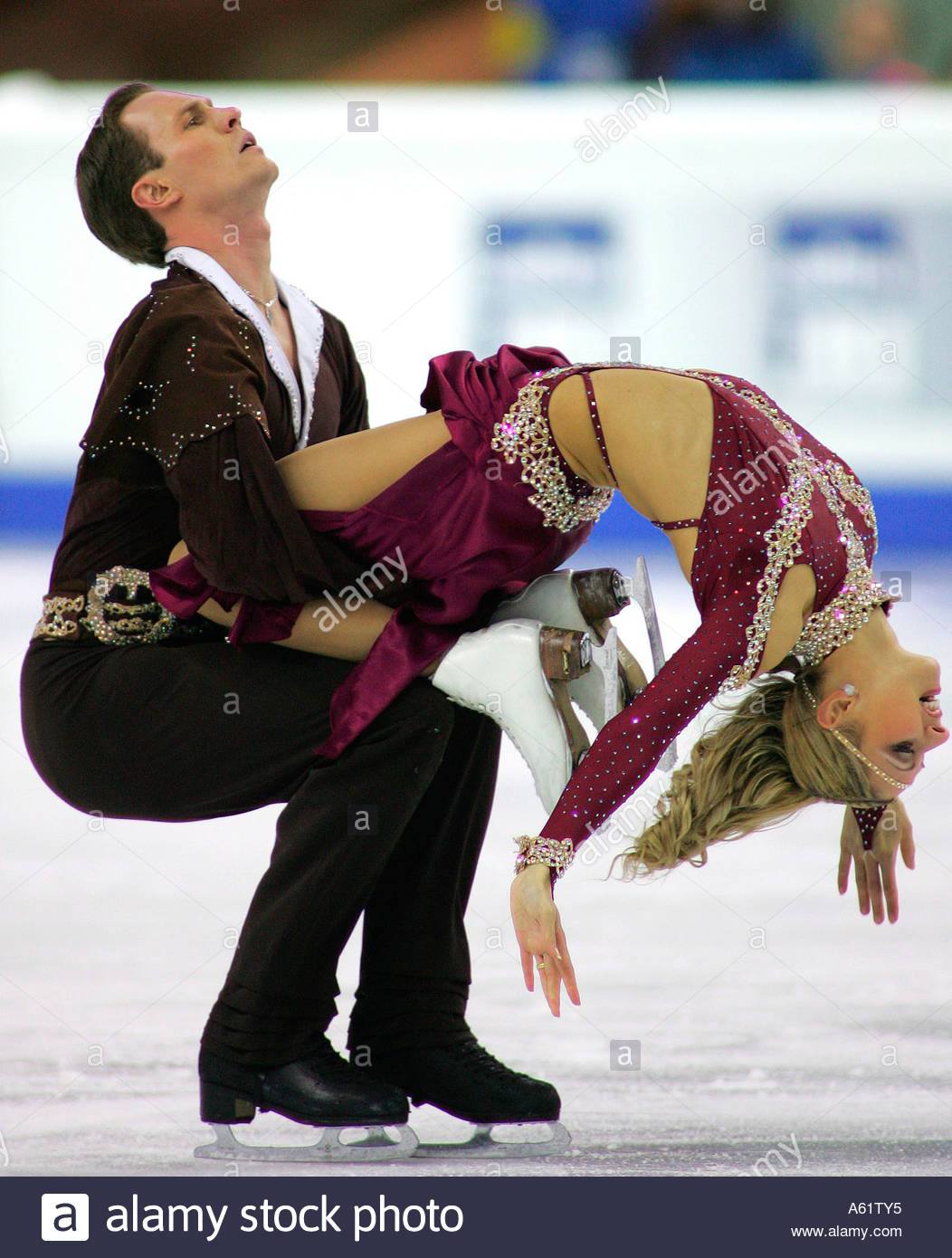 Спящая красавица ледовое шоу. Вечера на хуторе навка программа. Татьяна навка 2002 роман костомаров. Актеры из аленького цветочка на льду. Татьяна навка 2002 роман костомаров.