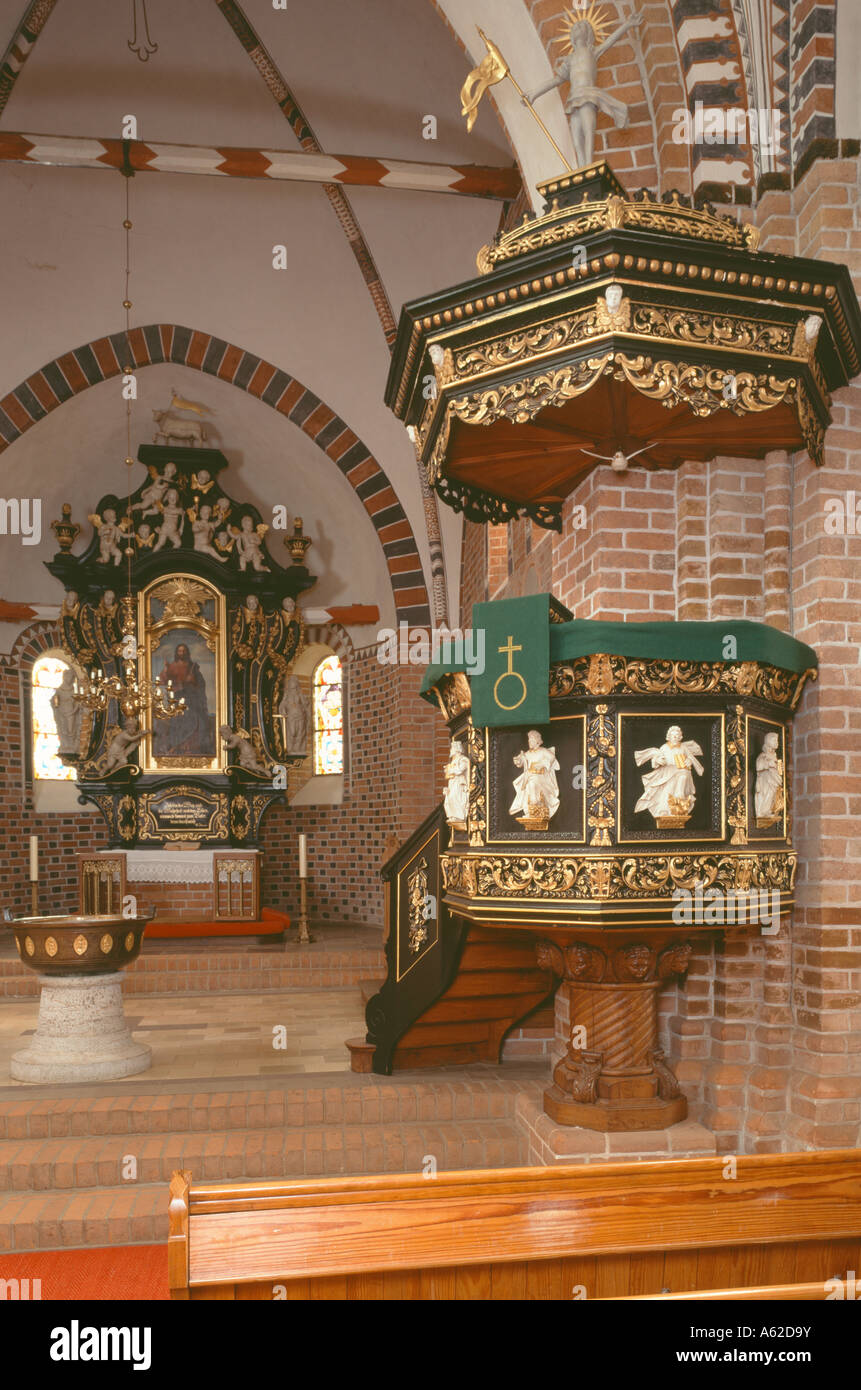 Altenkrempe, Basilika, Altar und Kanzel Stock Photo