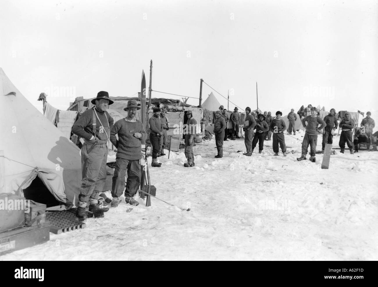 Ernest Shackleton and Frank Wild in foreground at Ocean Camp Imperial Trans Antarctic Expedition Stock Photo