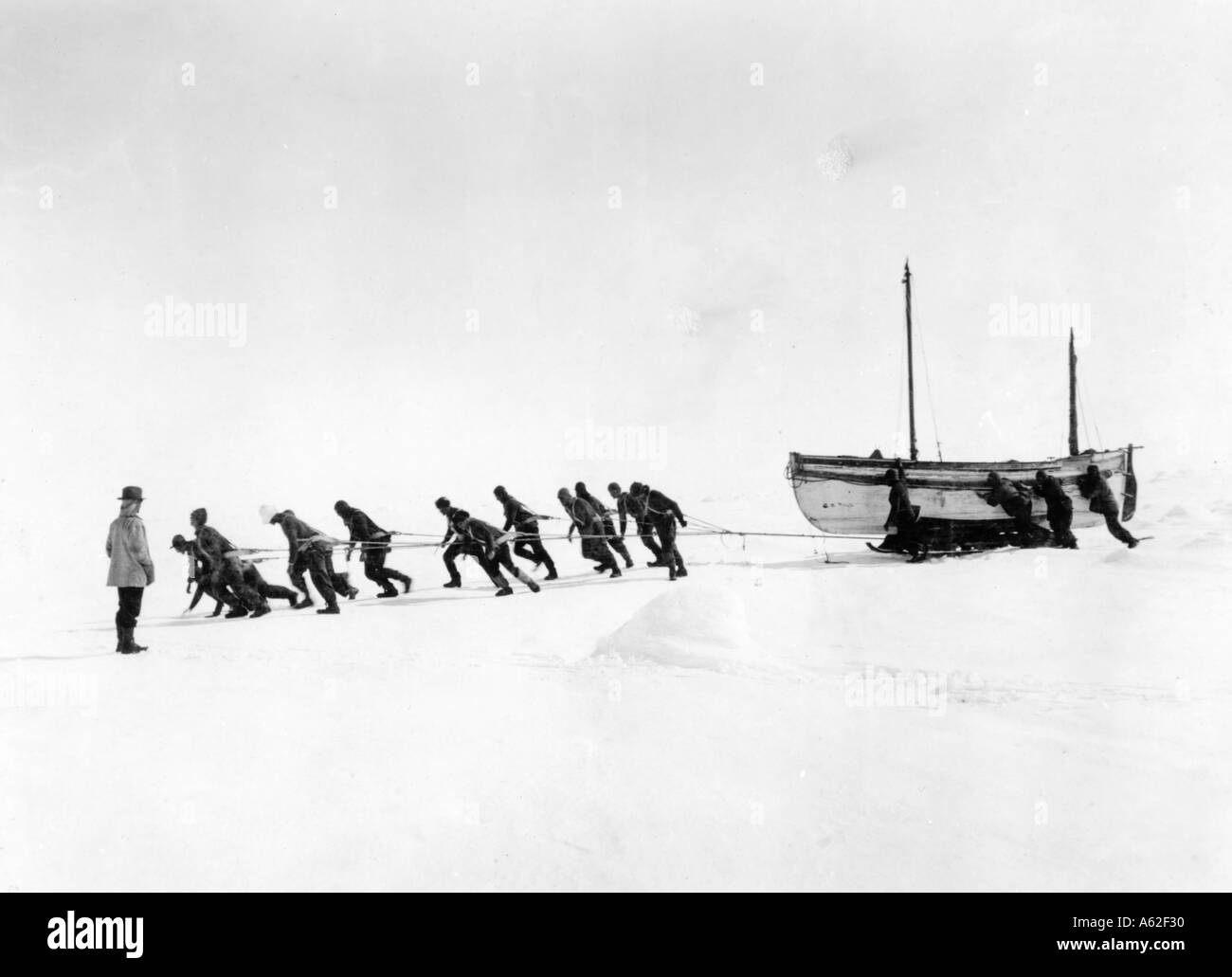 Relaying the James Caird across the ice Imperial Trans Antarctic Expedition Stock Photo