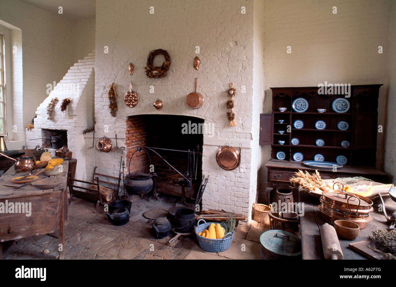 18th century america house interior hi-res stock photography and images ...