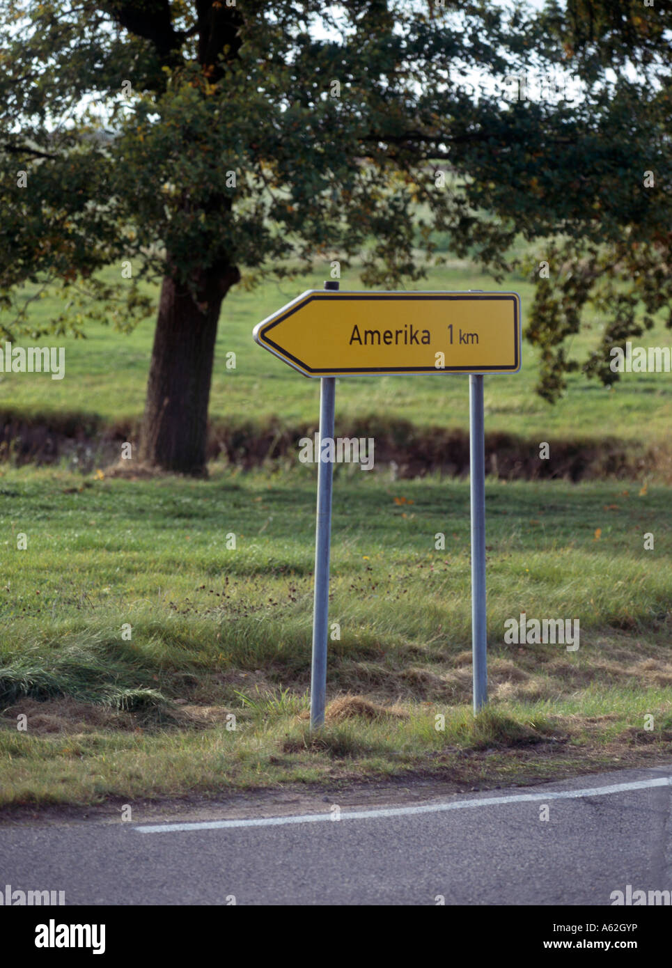 Penig, 'Straßenschild, ''Amerika 1km'' Stock Photo