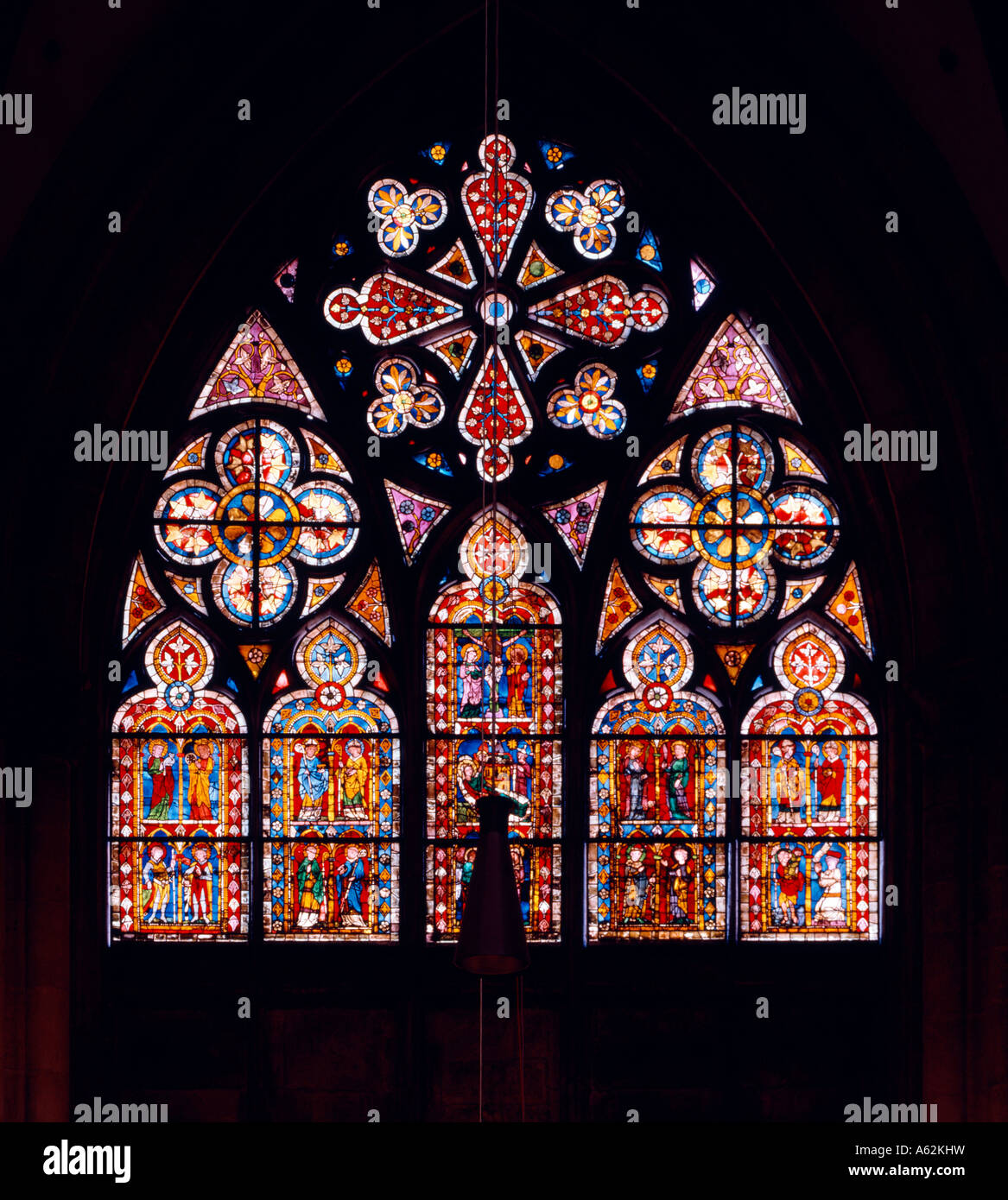 Regensburg, Dom, Fenster mit Kreuzigung Stock Photo - Alamy
