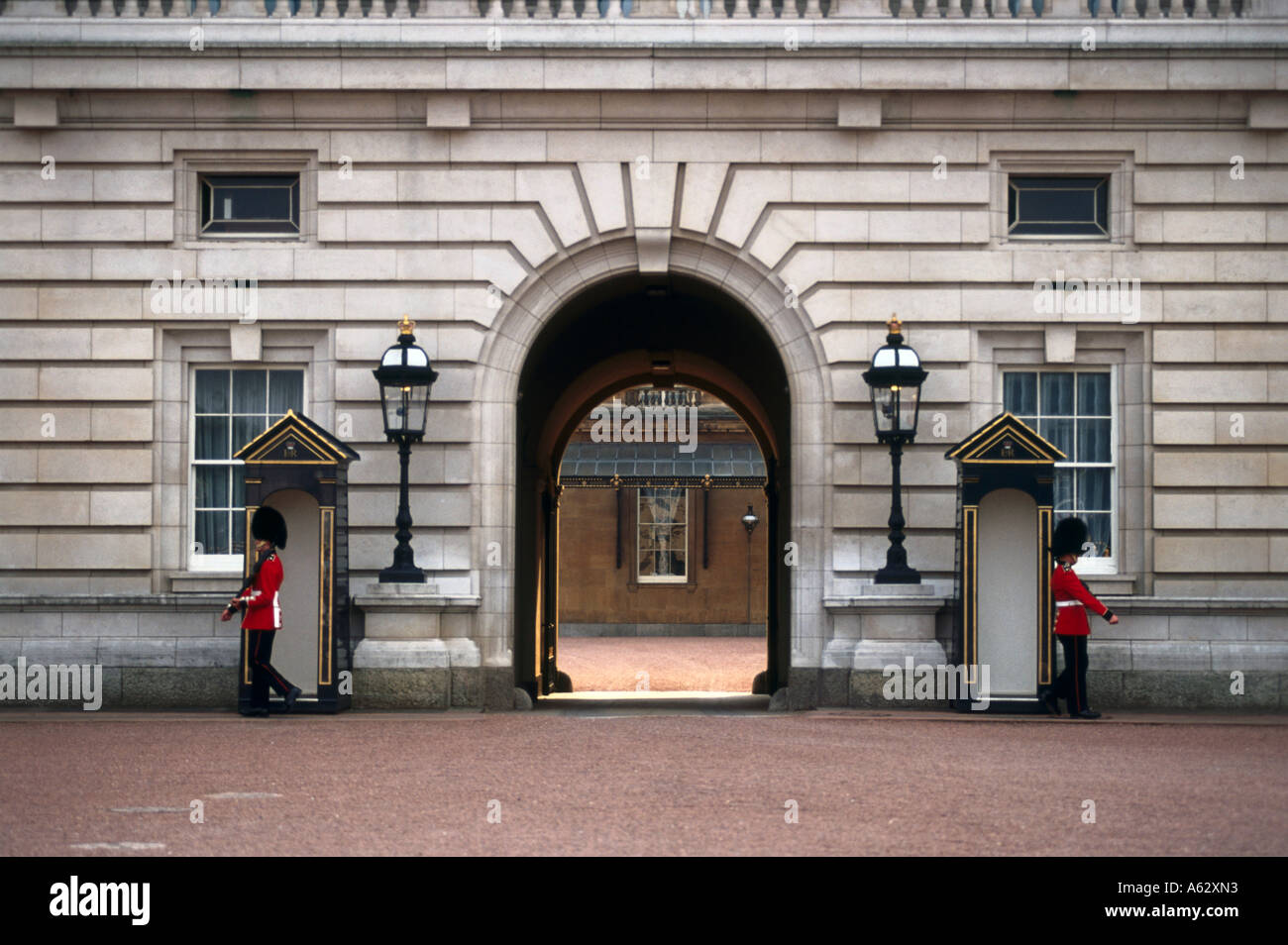 Palace guards at archway entrance of palace, Buckingham Palace, London, England Stock Photo