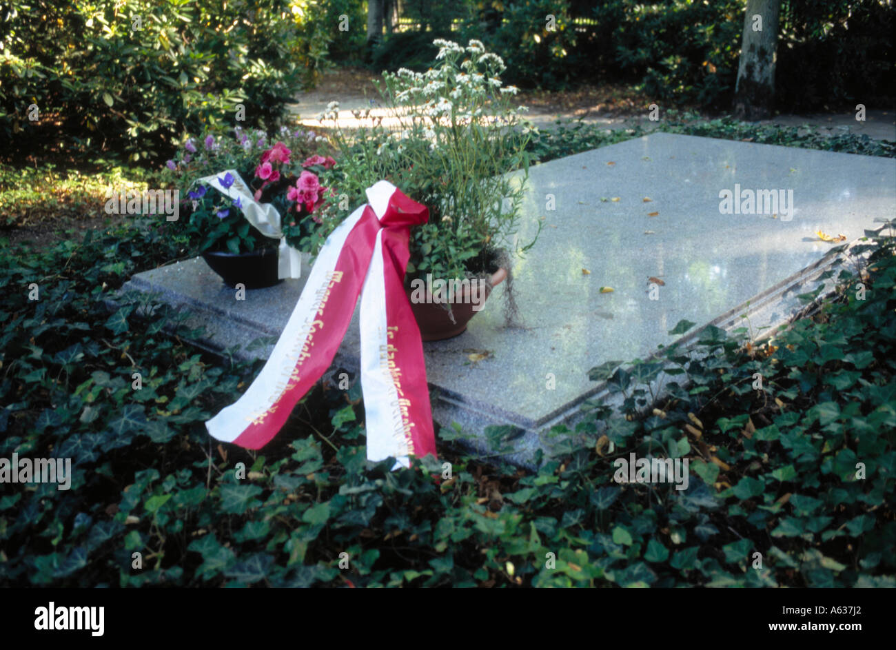 Flowers offered at grave of Richard Cosima Wagner, Bayreuth, Upper Franconia, Bavaria, Germany Stock Photo