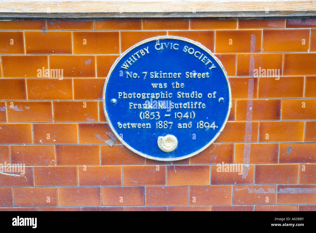 Blue plaque marking the site of photographer Frank Meadow Sutcliffes Whitby studio Stock Photo