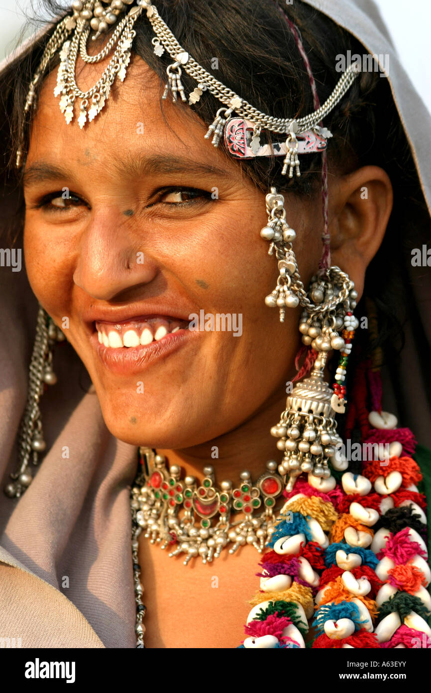 Hardworking MIR nomadic tribeswoman of Gujarat,wear traditional jewelry and  bright colored clothes with veils over their head Stock Photo - Alamy