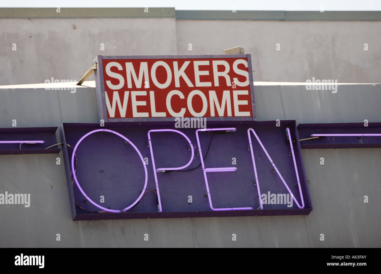Sign welcoming smokers Stock Photo
