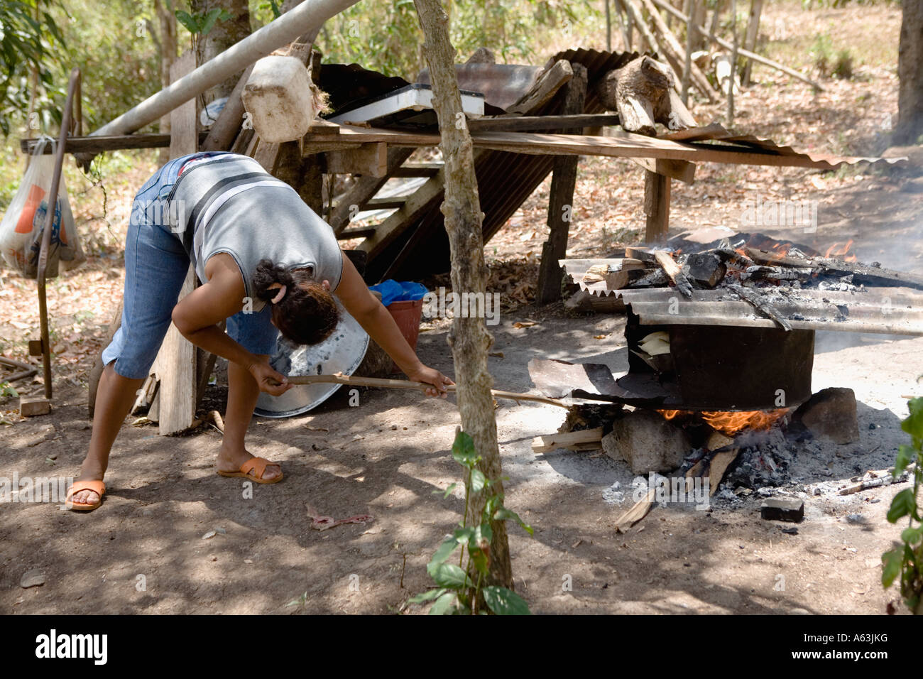 Mrs Hernandez making home made bread in home made oven Isla San Fernando aka Elvis Chavarria Solentiname Islands Nicaragua Stock Photo