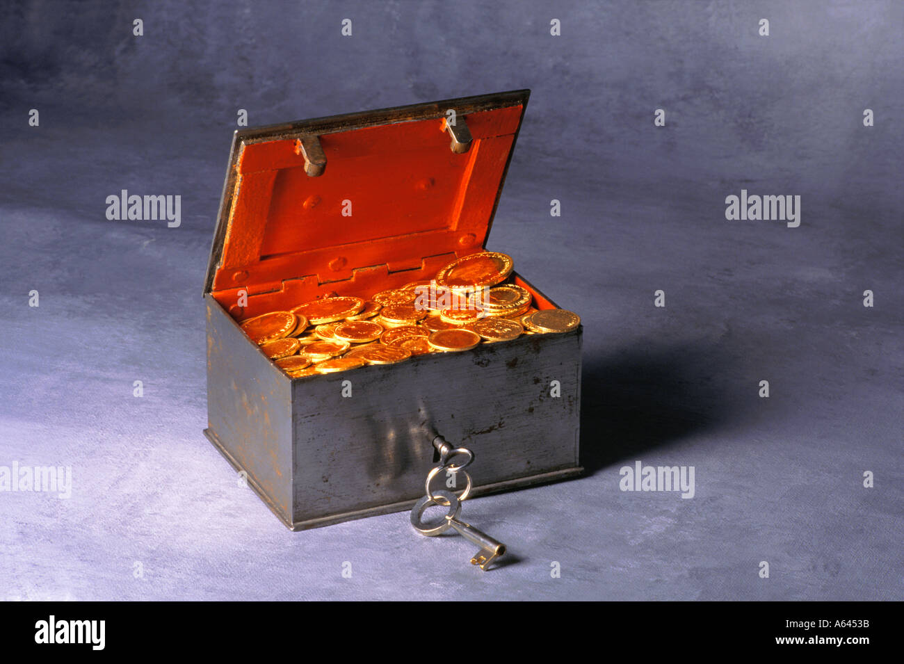 Treasure chest gold hi-res stock photography and images - Alamy