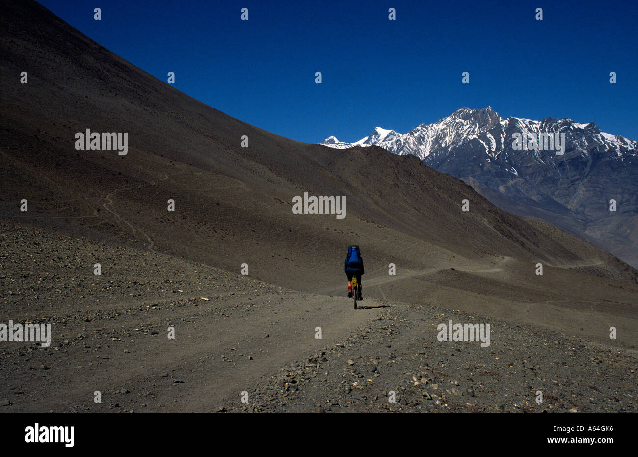 PICTURE CREDIT DOUG BLANE Doug Blane mountain biking around the Annapurna Circuit in the Himalayan Kingdom of Nepal Stock Photo
