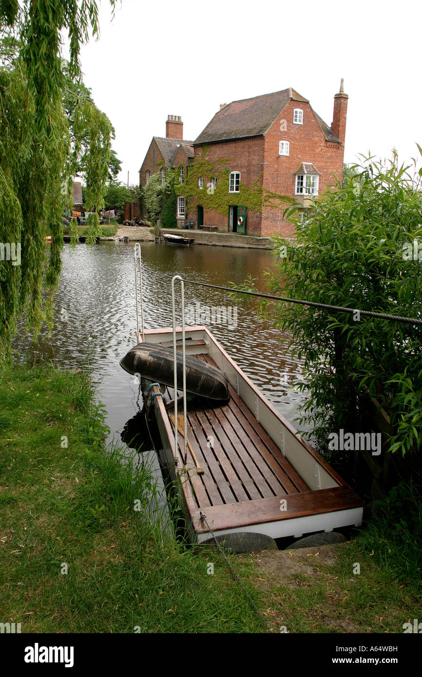 UK England Worcestershire Fladbury watermill and punt ferry Stock Photo