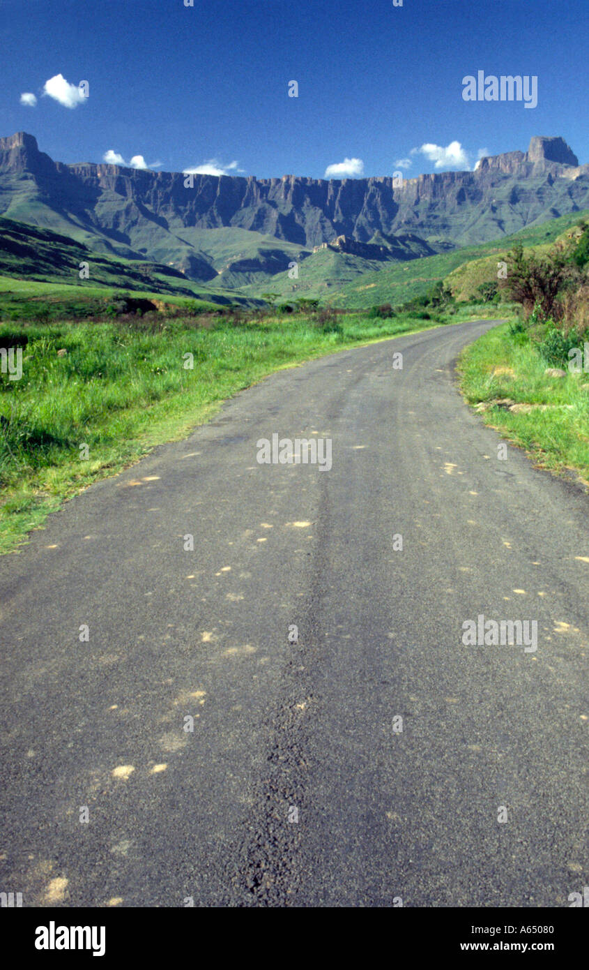 The road leading to the Amphitheatre in the Drakensberg Mountains of ...