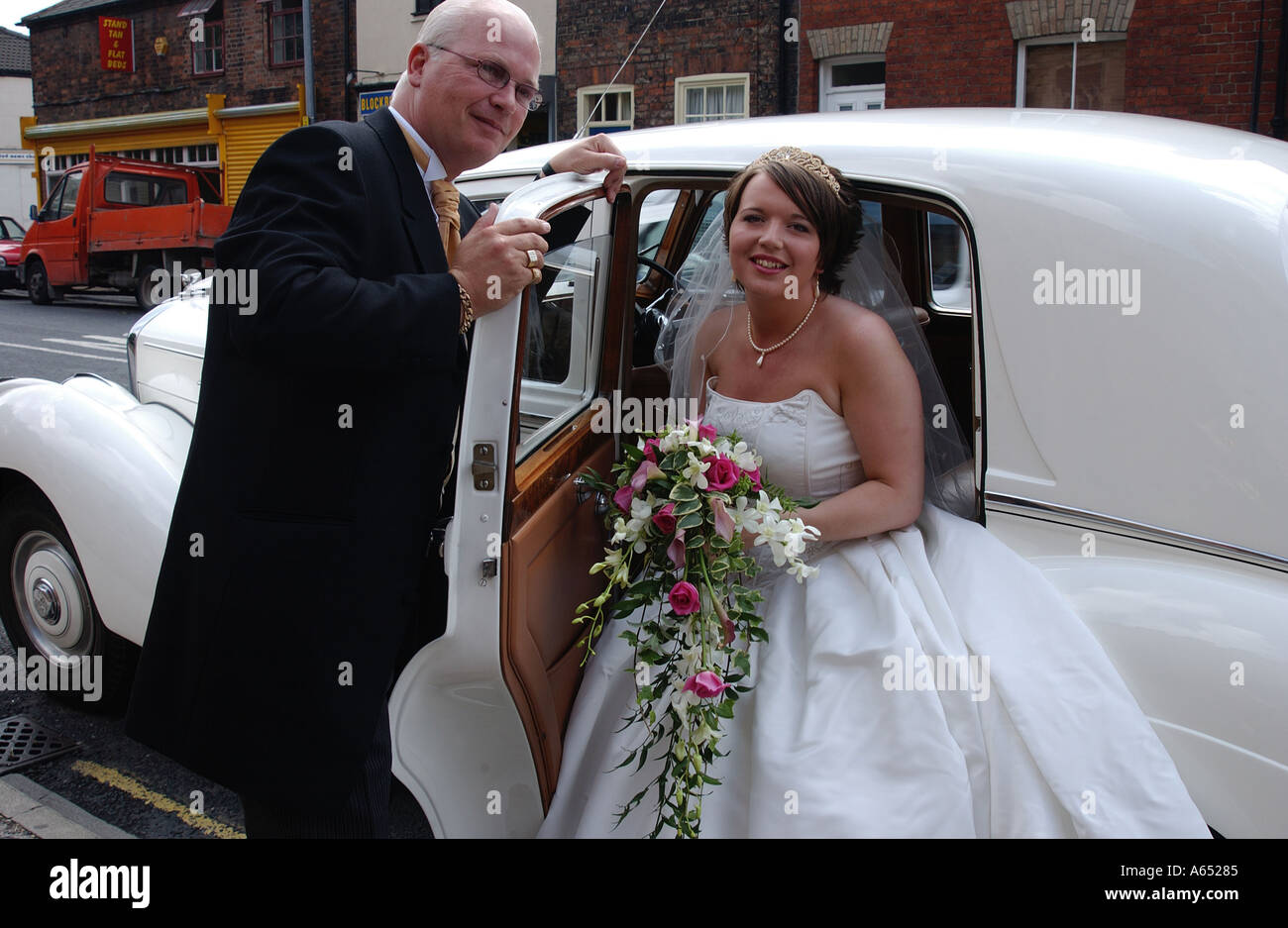 bride getting out of car with father on wedding day Stock Photo - Alamy