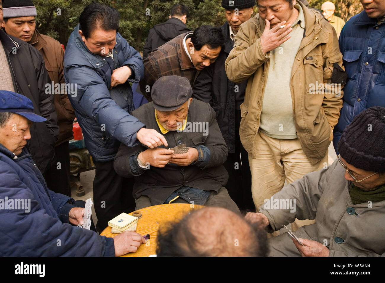 Men play cards in Huoshan Park in Hongkou, Shanghai, Peoples' Republic of China Stock Photo