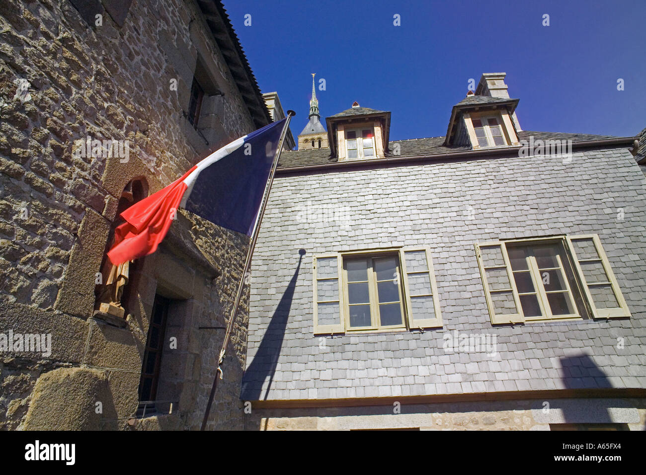 French medieval flag hi-res stock photography and images - Alamy