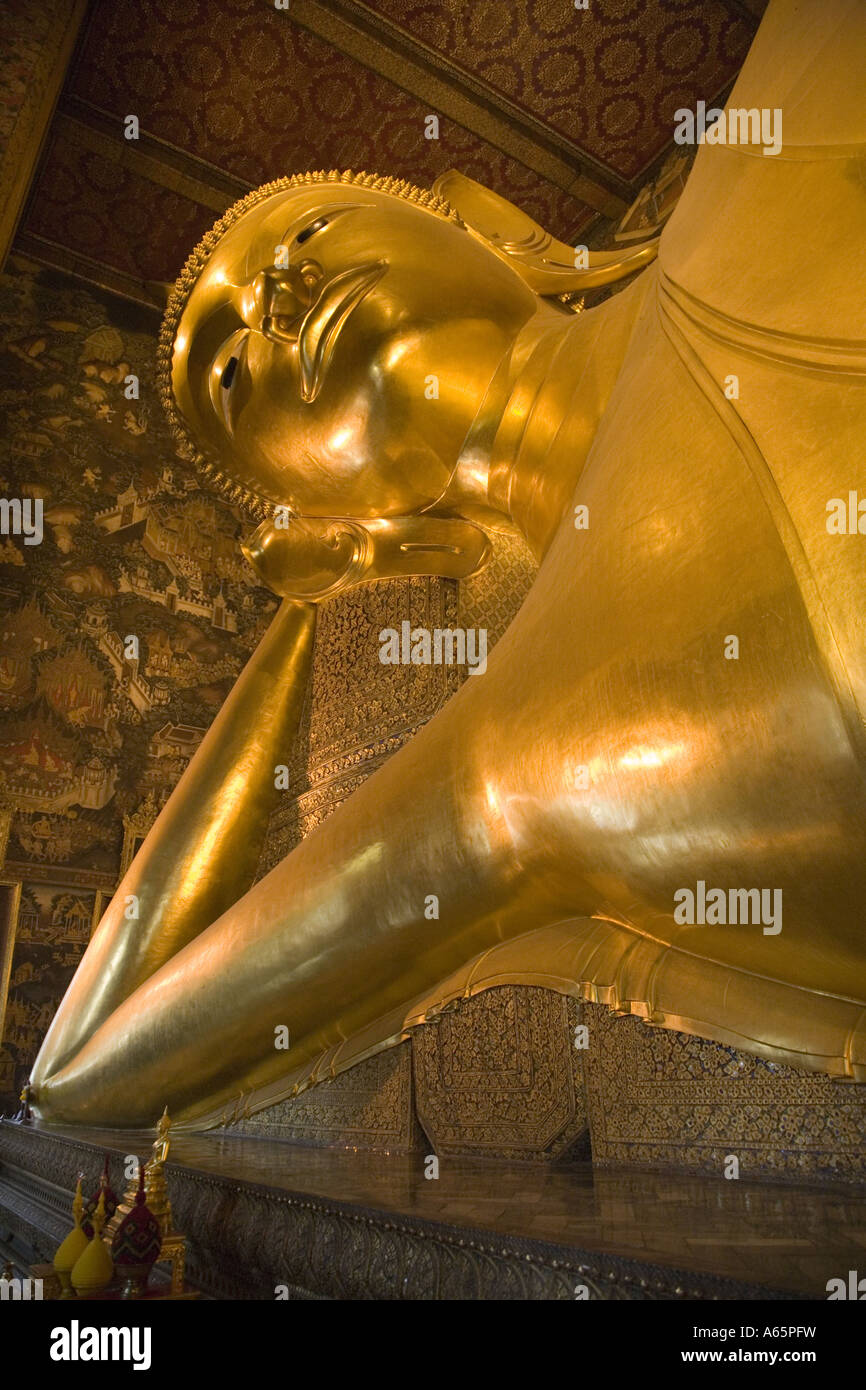 Giant reclining buddha in the temple Wat Pho in Bangkok, Thailand Stock ...