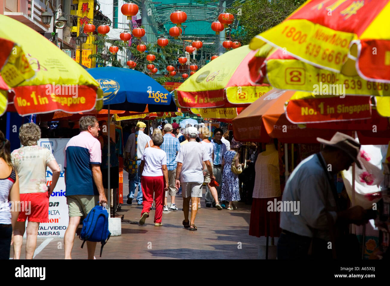 Tourists Souvenir Shopping in Chinatown Market Singapore Stock Photo Alamy