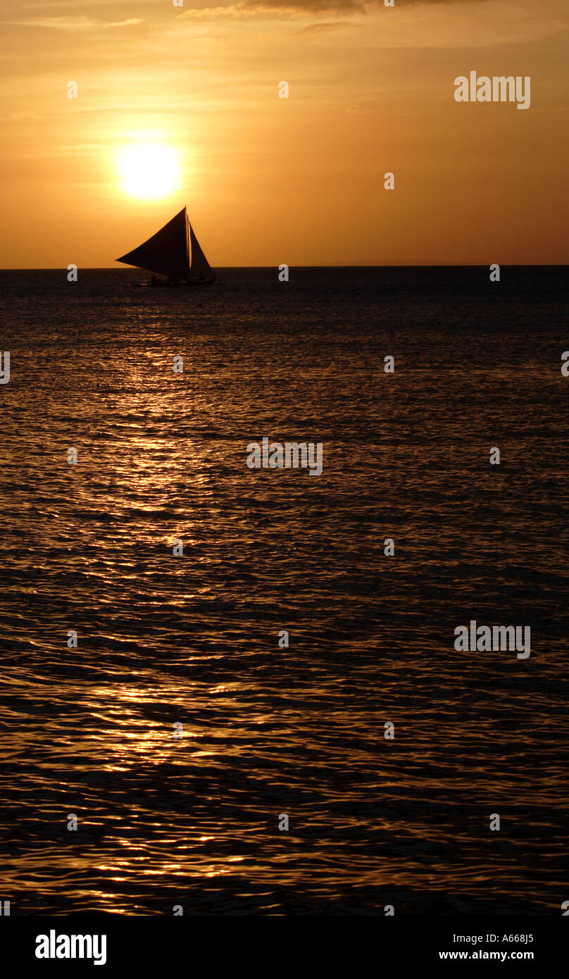 Boracay shoreline boats hi-res stock photography and images - Alamy