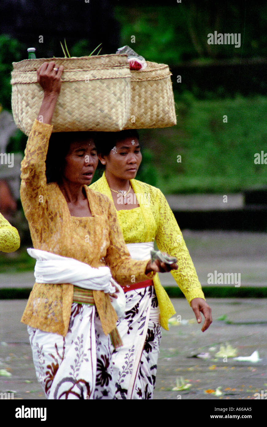 Two indonesian ladies carry their goods