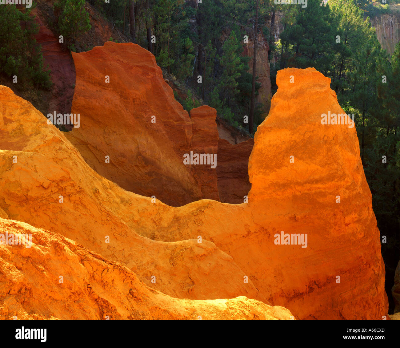 FR - PROVENCE:  Ochre Rocks or Carriere d'Ocre at Roussillon Stock Photo
