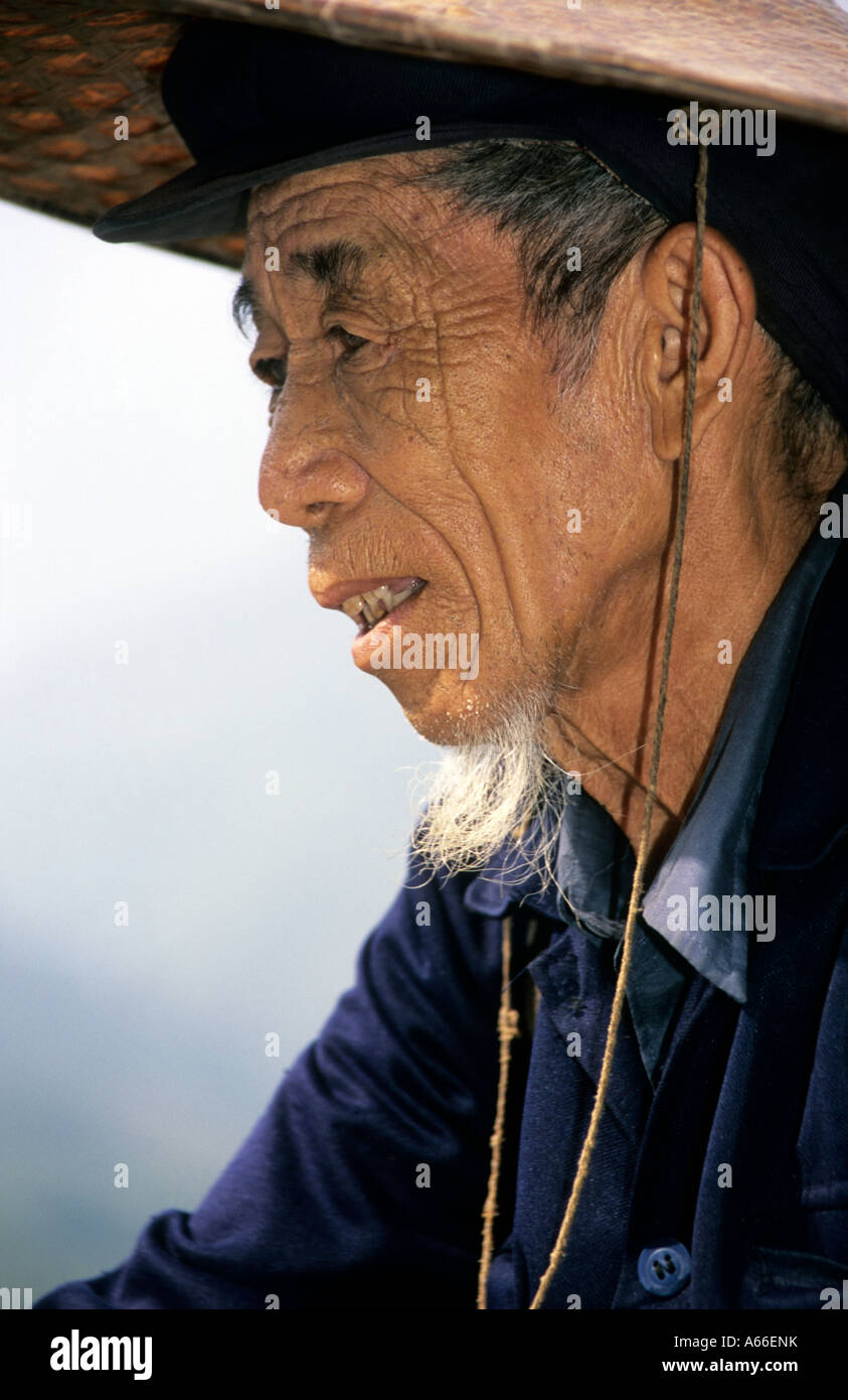 1, uno uomo cinese, agricoltore, indossare un cappello conico, contatto  visivo, vista frontale, ritratto, tra Moon Hill e Yangshuo, provincia di  Guangxi, Cina e Asia Foto stock - Alamy