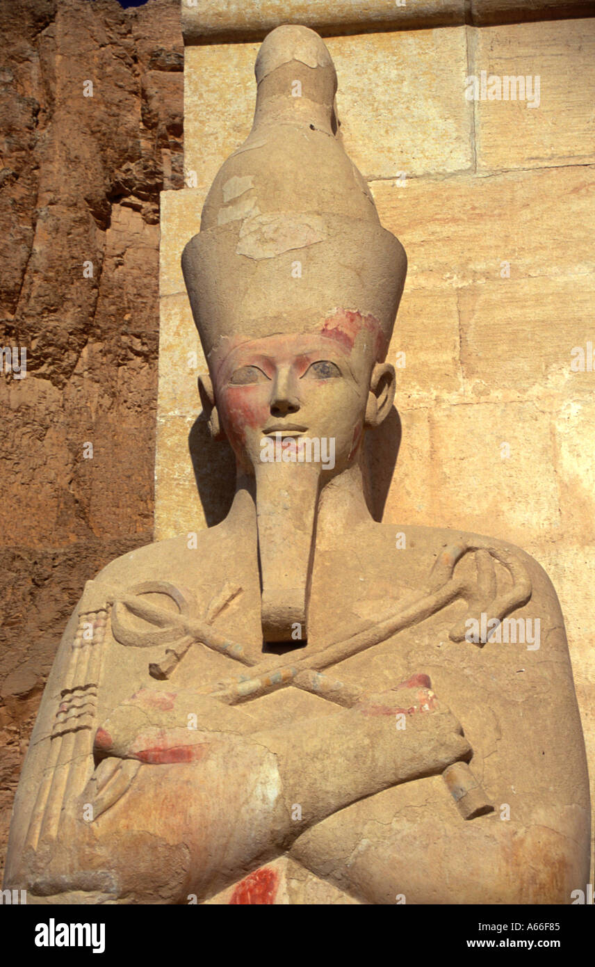 Statue of Queen Hatshepsut at her mortuary temple Stock Photo Alamy