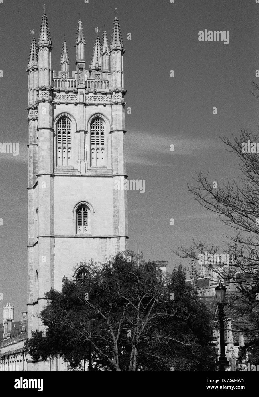 Magdalen College tower from Magdalen Bridge, Oxford University, UK 2004: black and white Stock Photo