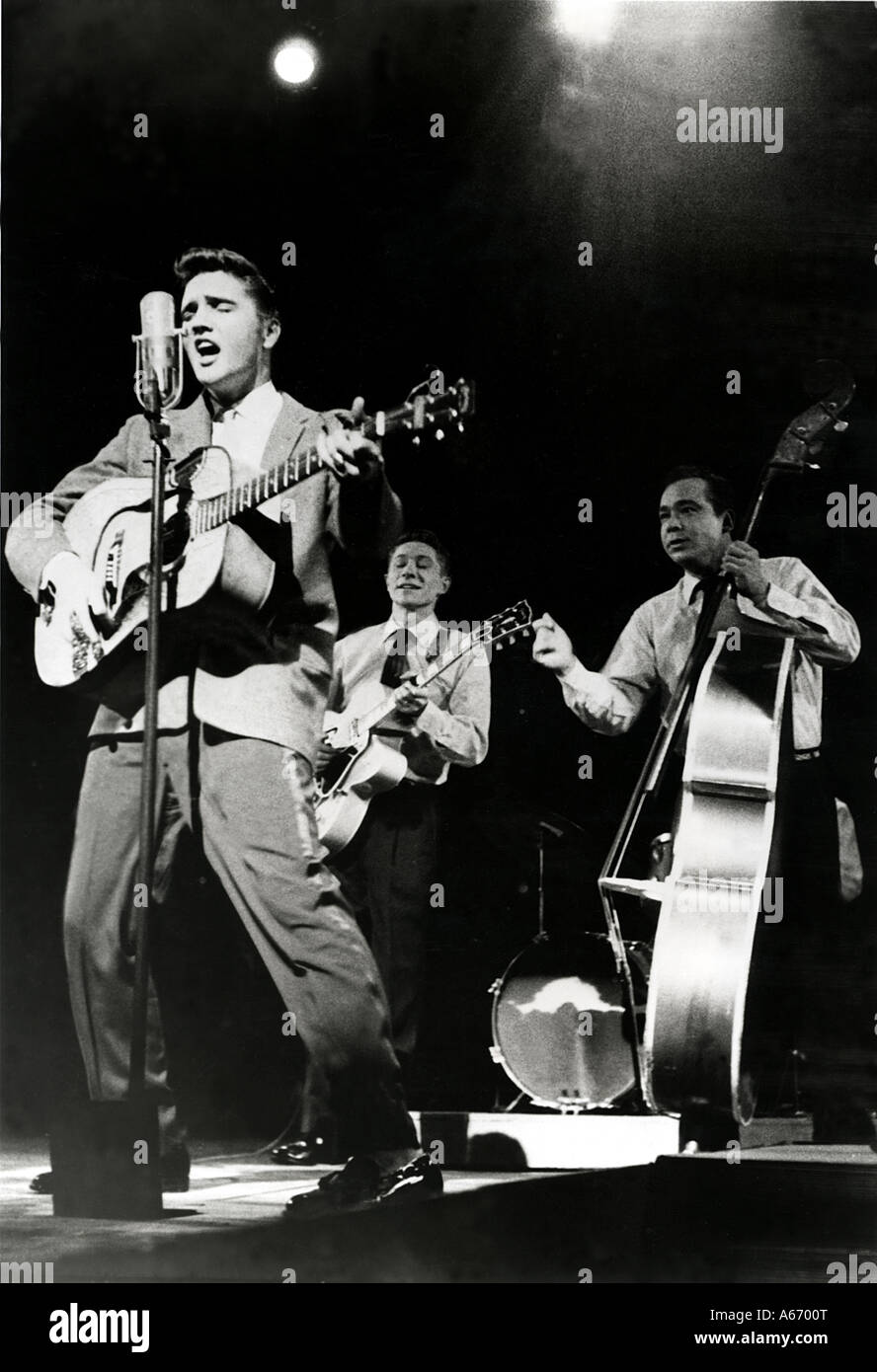 ELVIS PRESLEY with the Blue Moon Boys - Bill Black on double bass and Scotty Moore on guitar about 1956 Stock Photo